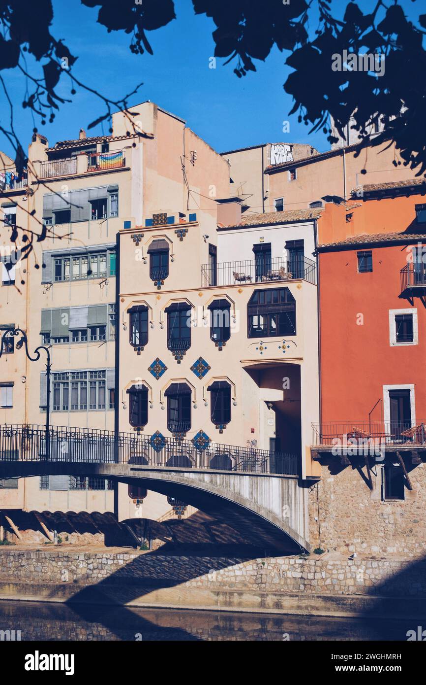 Berühmte farbenfrohe Häuser am Flussufer in Girona in Katalonien, Spanien, am 9. Dezember 2023 Stockfoto