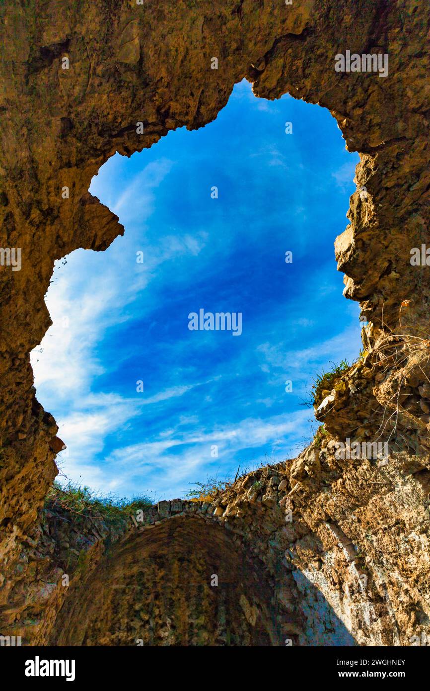 Blick von einer Steinhöhle zum blauen Himmel Stockfoto