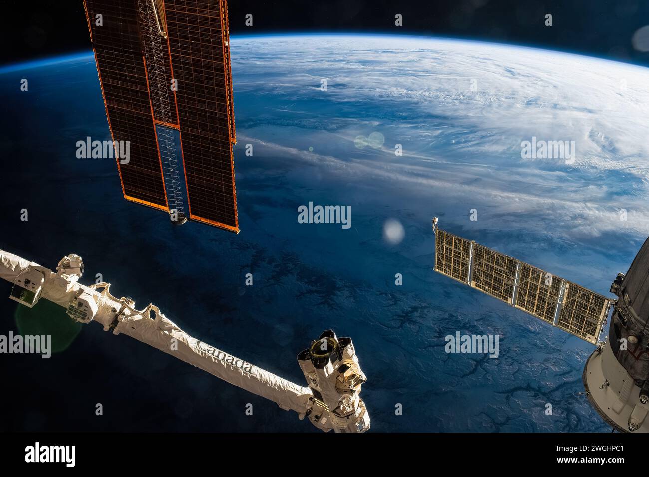 Teil des ISS-Rumpfes über dem Planeten Erde Stockfoto