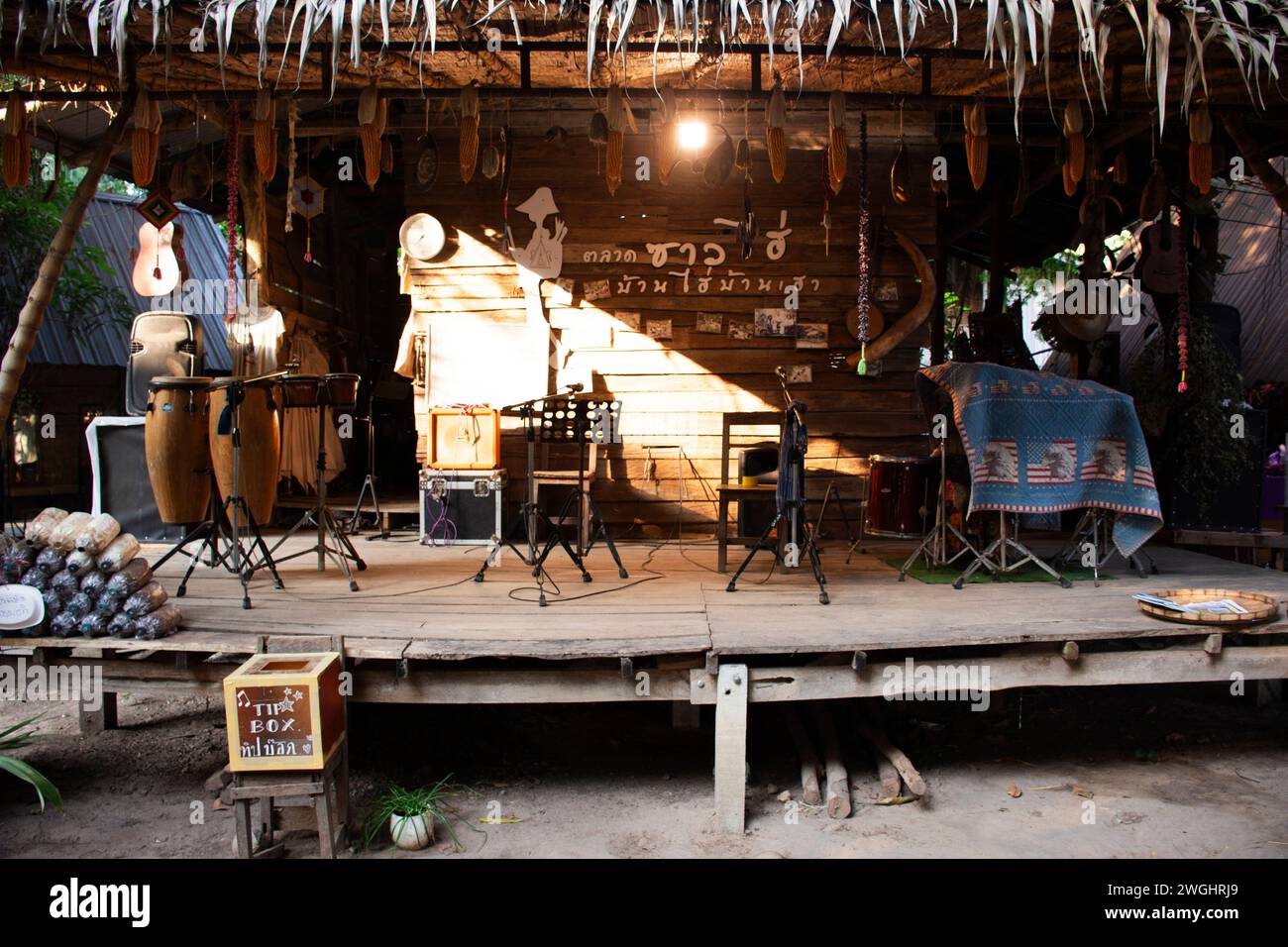 Musikinstrumente für Musiker, die Musikkonzert auf der Bühnenshow spielen thai-Leute Reisende im Sao Hai Basar und Bauern lokalen Markt Baanrai in Ban R Stockfoto