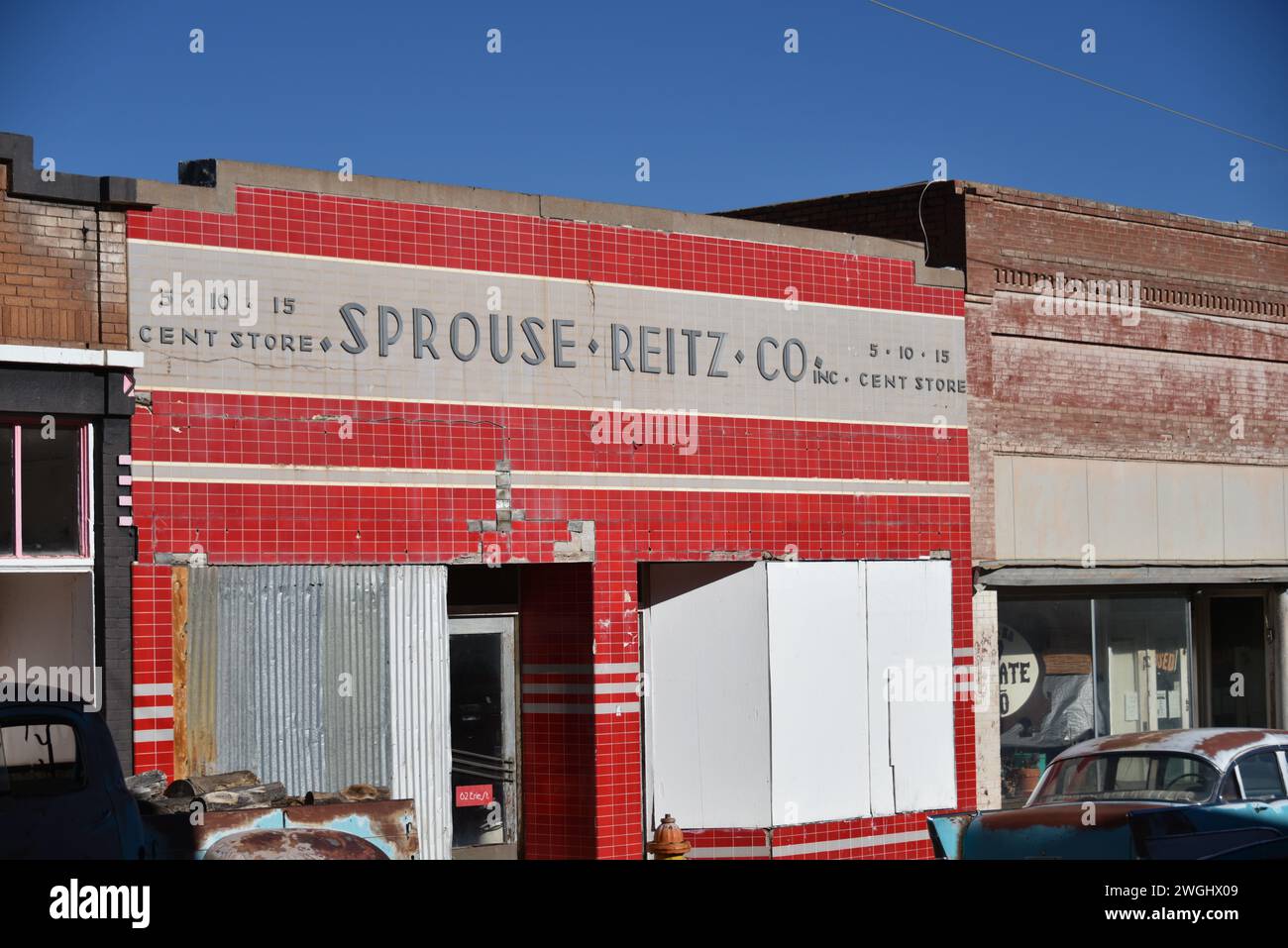 Lowell, AZ., USA 12/30/2023. Lowell wurde 1880 gegründet und gehört heute zu Bisbee, Arizona. Die meisten Häuser verschwanden aufgrund der Lavender Open Pit Mine Stockfoto