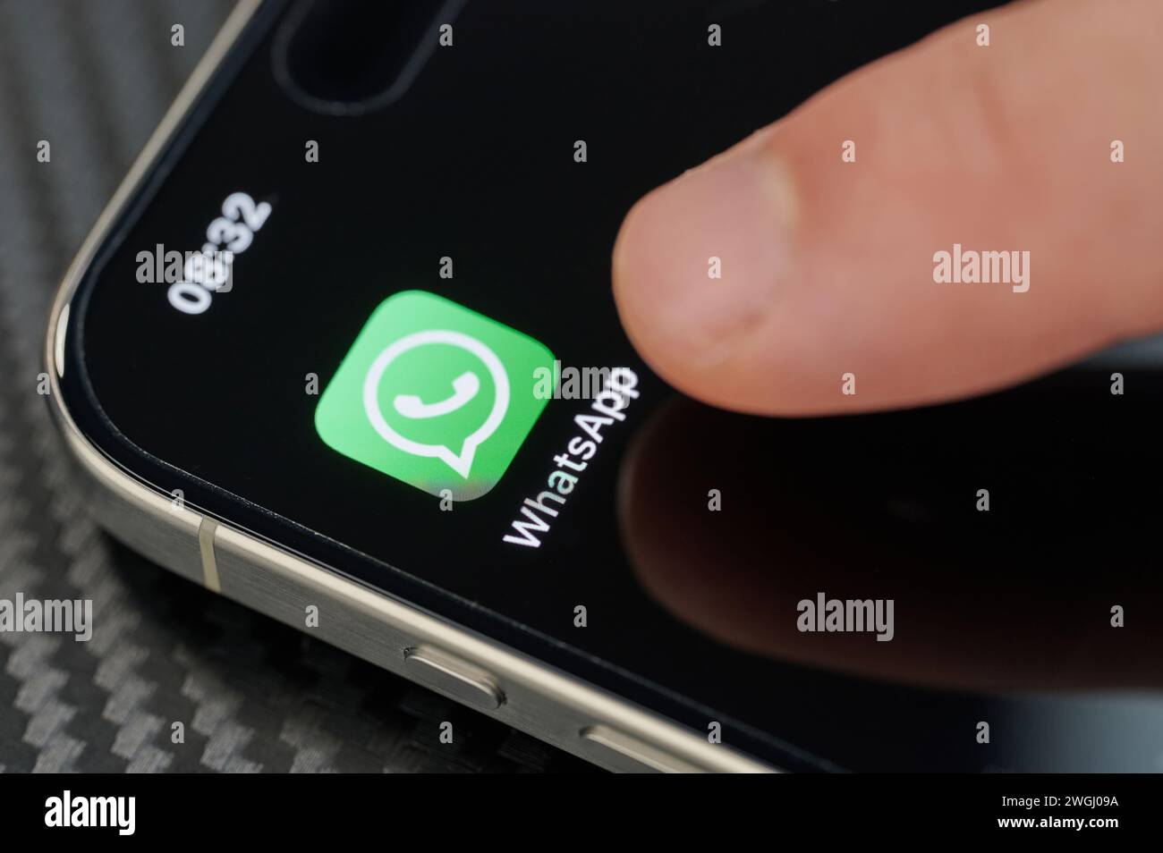New York, USA – 24. Januar 2024: Das Symbol der WhatsApp App mit dem Finger auf dem iphone 15 Pro max. Nahansicht öffnen Stockfoto