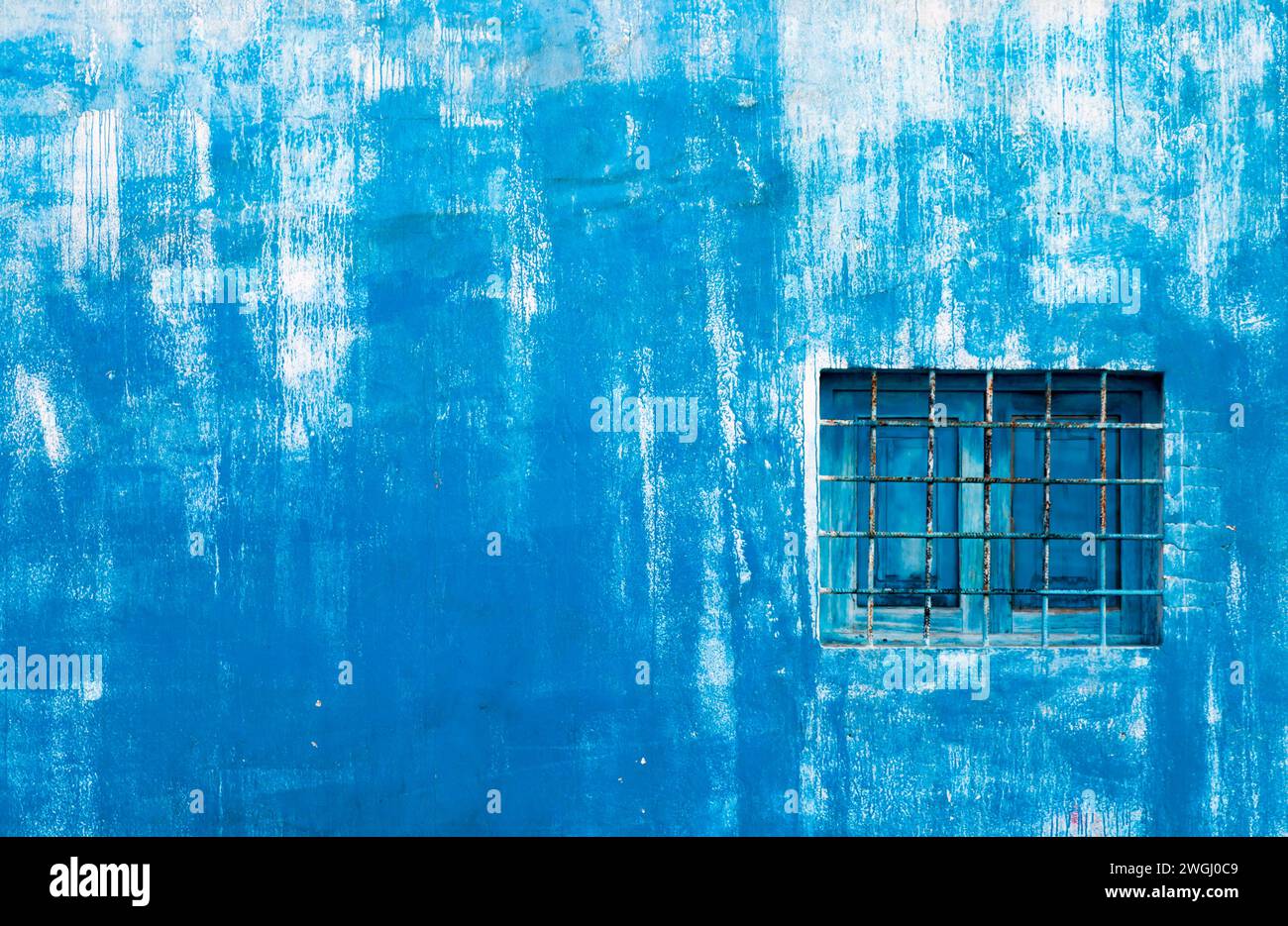 Abstrakte Textur der blauen Wand aus Gittern auf Fenstern Stockfoto