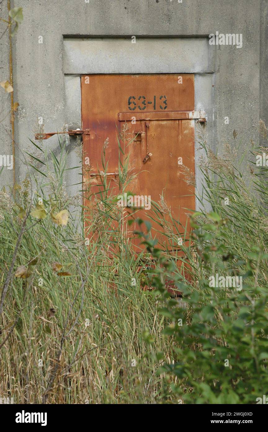 Rostige Tür am Eingang zum Munitionsbunker der 2. WW-Ära Stockfoto
