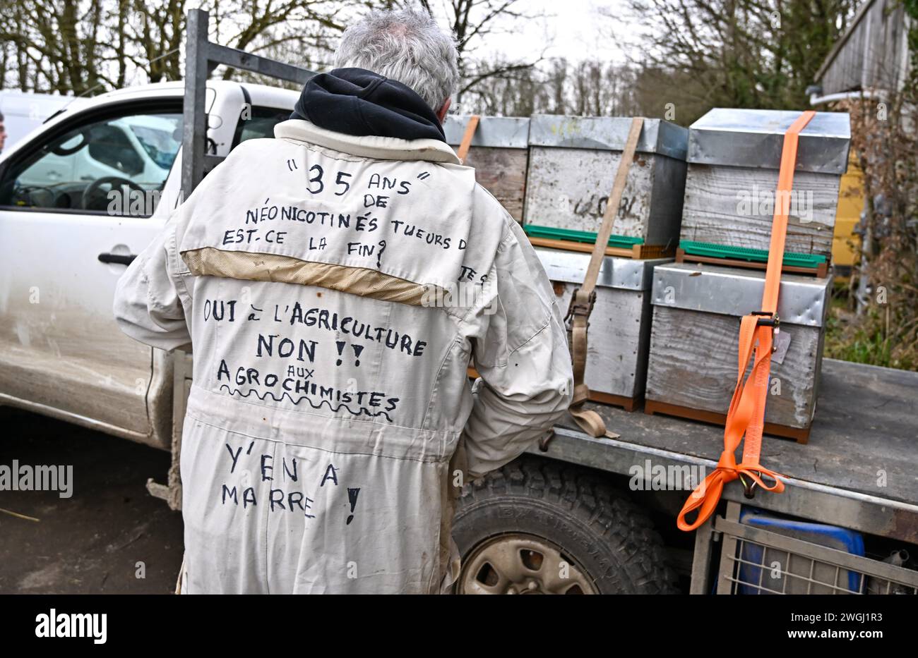 © PHOTOPQR/OUEST FRANCE/Franck Dubraý ; Rezé ; 05/02/2024 ; Une cinquantaine d'apiculteurs venus de tout l'Ouest, ont mené une action, ce lundi 5 février, dans le Leclerc Atout sud, à Rezé près de Nantes pour retirer le miel étranger des rayons du supermarché Leclerc. (Foto Franck Dubray) REZE FRANCE, 5. februar 2024 rund fünfzig Imker aus Westfrankreich sammeln im Rahmen des landwirtschaftlichen Protestes Honig von Ausländern in Leclerc Stockfoto