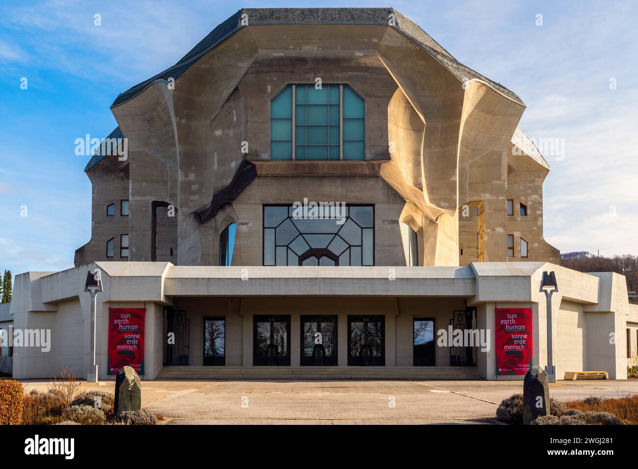 Das zweite Goetheanum, das Weltzentrum der anthroposophischen Bewegung. Das von Rudolf Steiner entworfene Gebäude befindet sich auf dem Hügel in Dornach Stockfoto