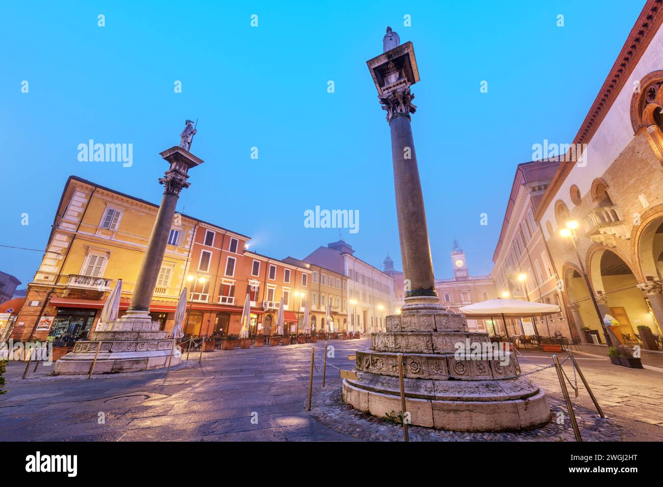 Ravenna, Italien auf der Piazza del Popolo mit den venezianischen Säulen in der Abenddämmerung. Stockfoto