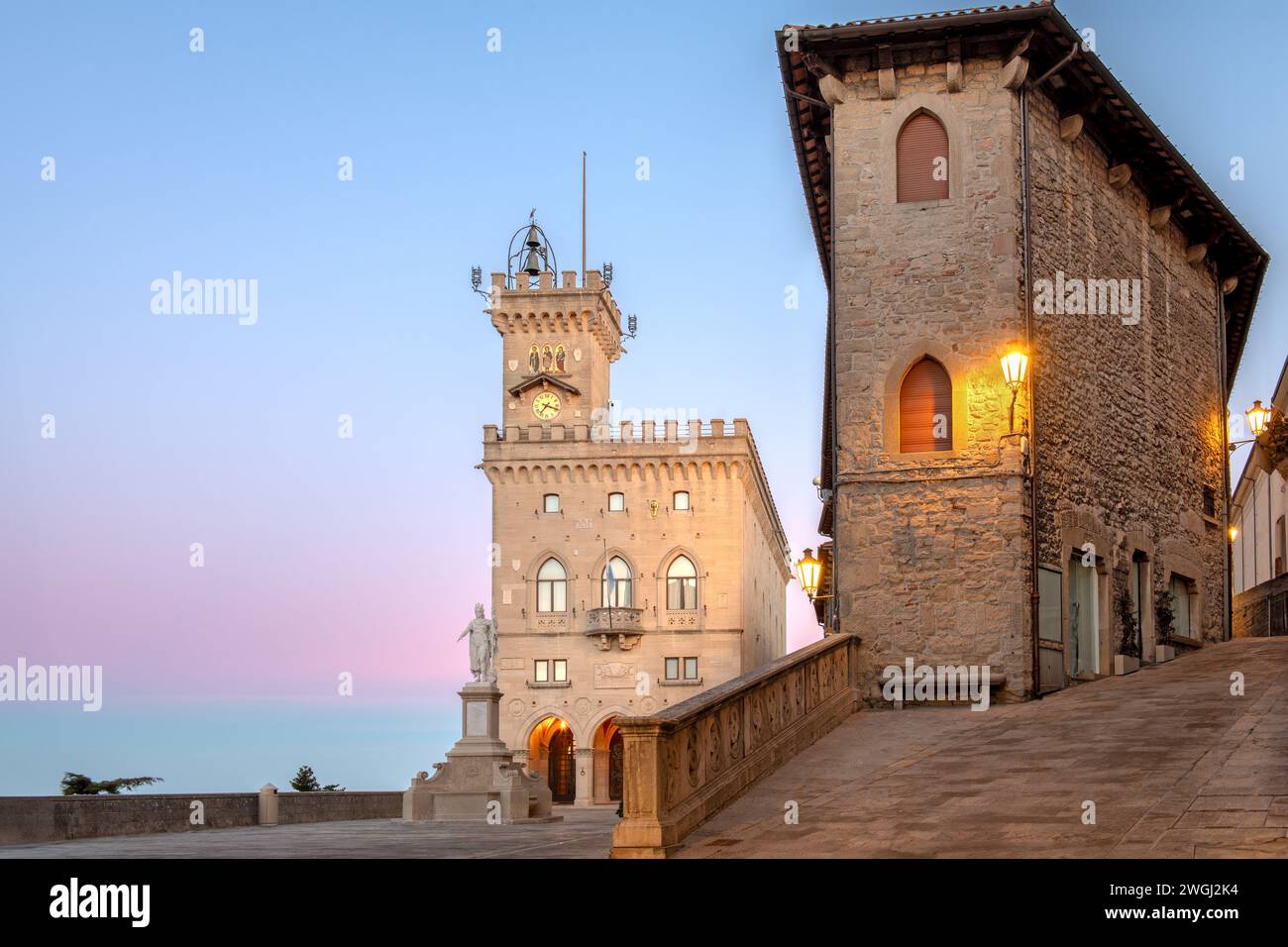Piazza della Liberta in San Marino bei Dämmerung. Stockfoto