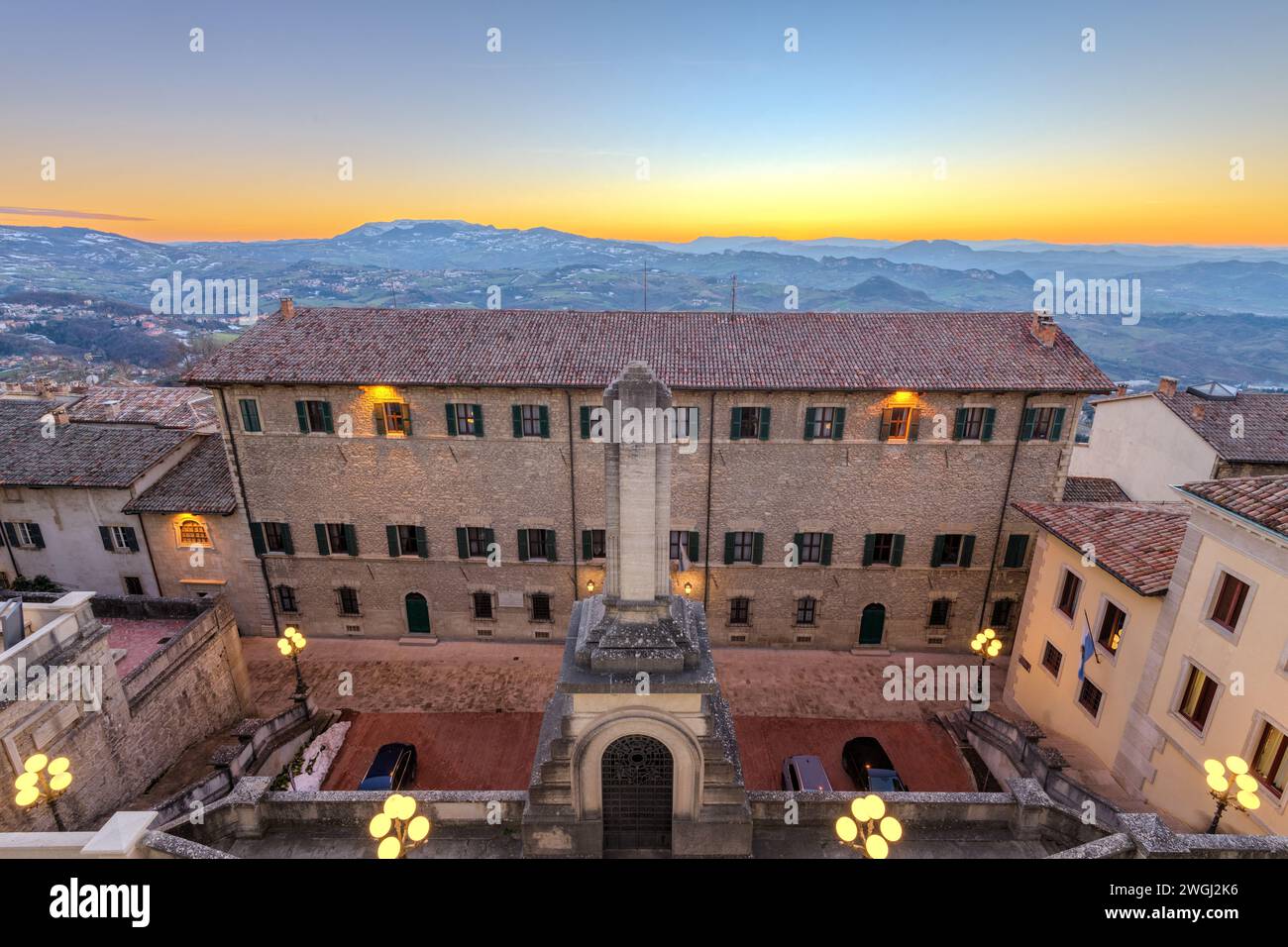 Die Republik San Marino in der Abenddämmerung. Stockfoto