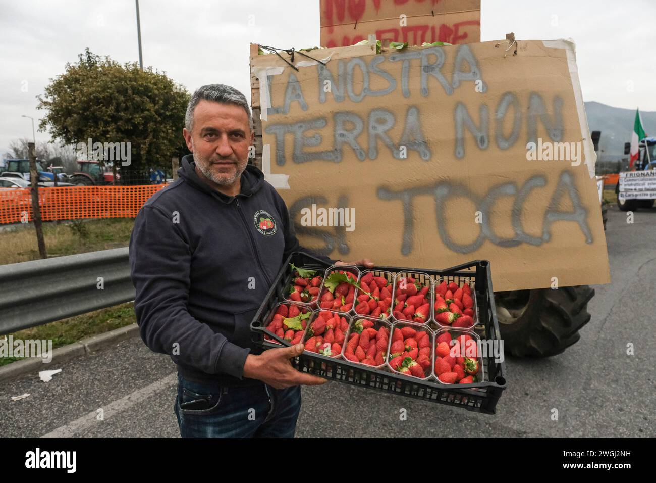 Traktorprotest, Obst und Gemüse aus Protest und um die Aufmerksamkeit auf die Krise im Agrarsektor zu lenken, im Gebiet von Caserta an der Autobahnkreuzung der Autobahn A1 von Santa Maria Capua Vetere, die drei Tage lang eine ständige Garnison innehatten; mehrere hundert Beutel mit Obst und Gemüse wurden Passanten in Autos gegeben. Stockfoto