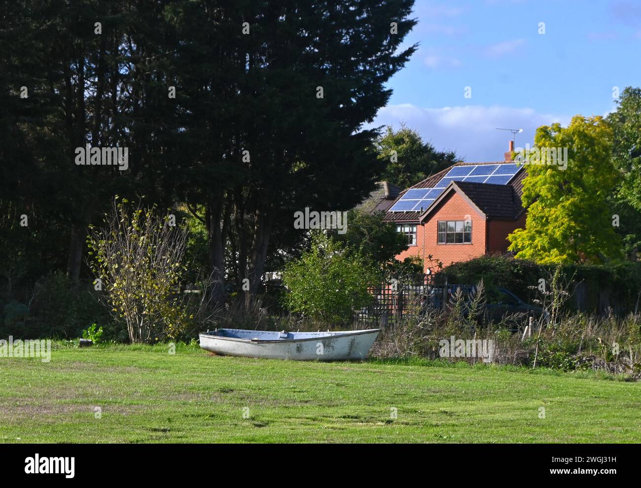 Boot auf dem Feld hinter dem Haus Stockfoto