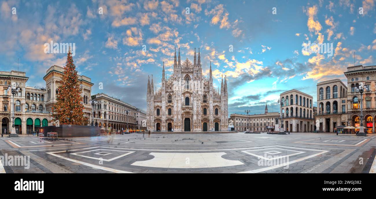 Mailand, Italien im Mailänder Dom und in der Gallerie während der Weihnachtszeit im Morgengrauen. Stockfoto