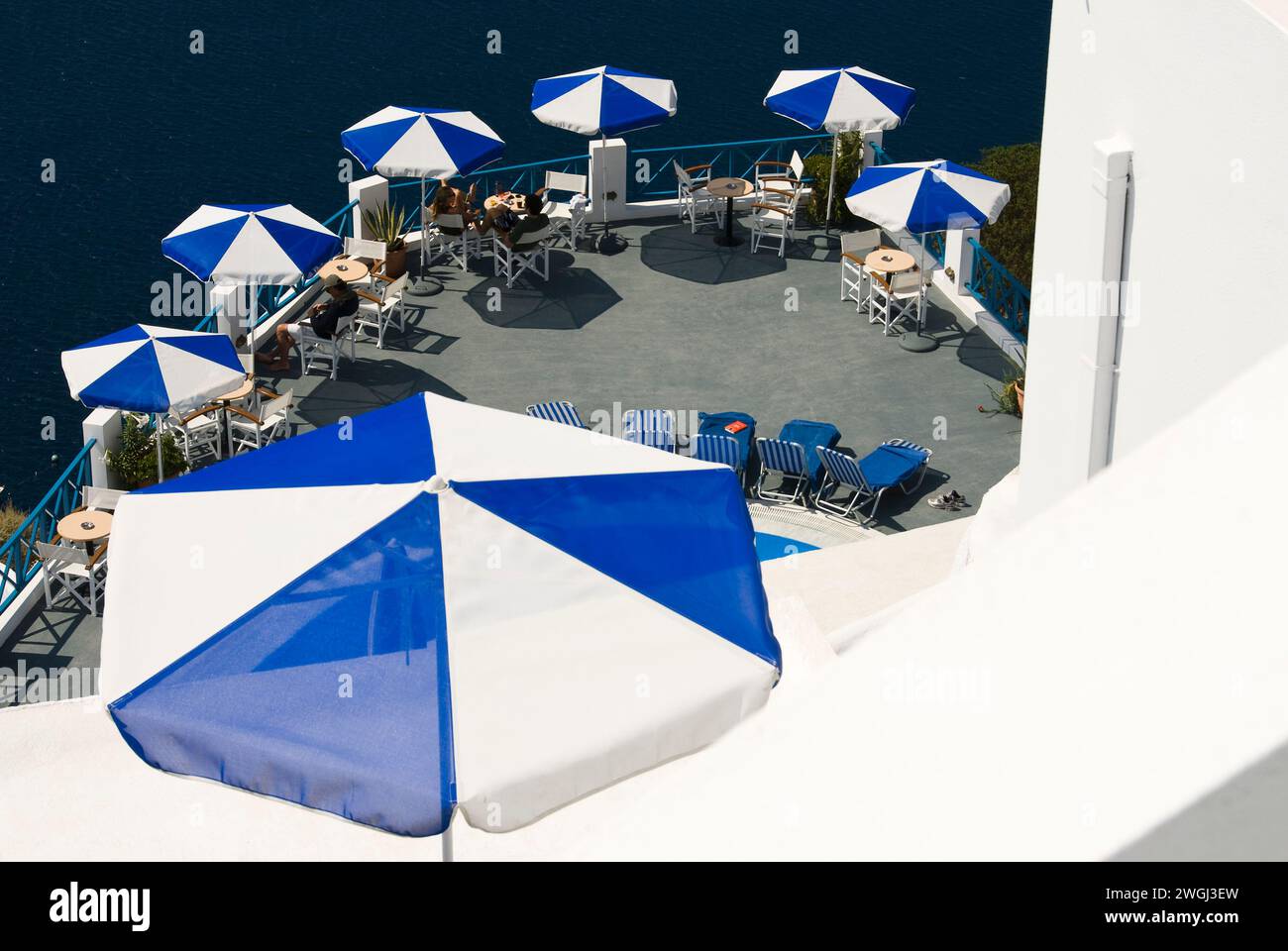 Ein Café am Wasser im Freien, das in Sonnenlicht getaucht ist Stockfoto