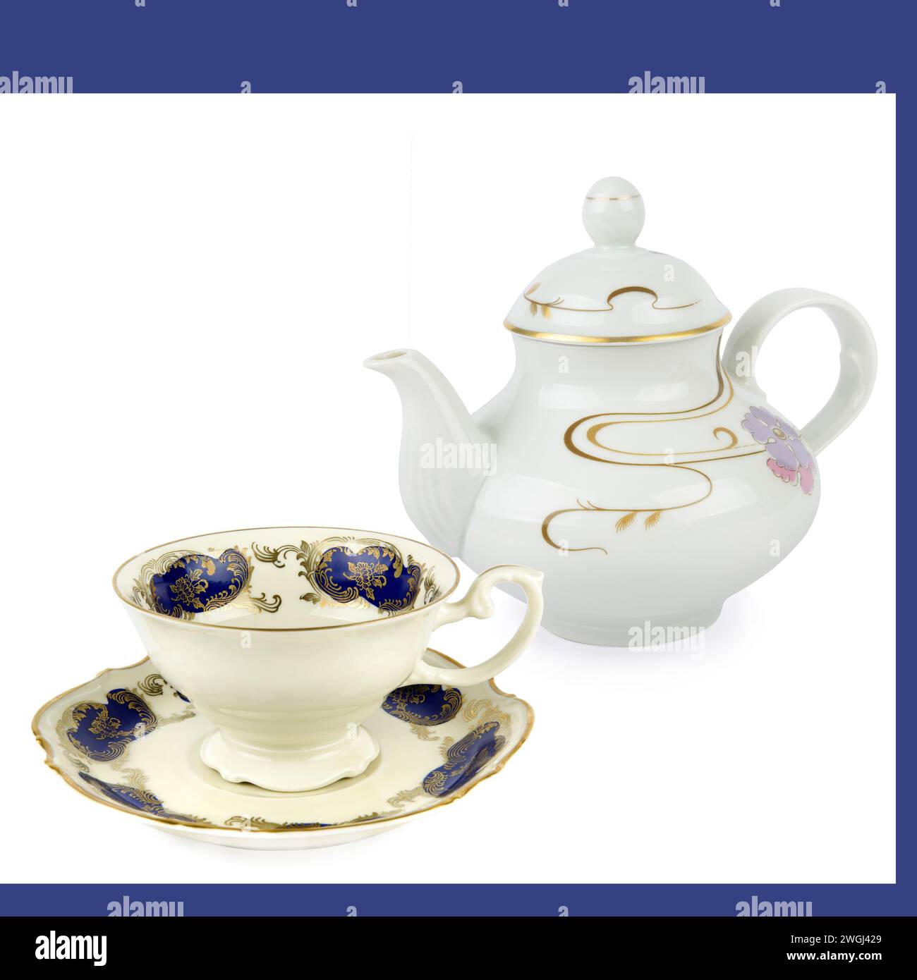 Vintage Teetasse und Teekanne isoliert auf weißem Hintergrund. Collage. Es ist freier Platz für Text vorhanden. Stockfoto