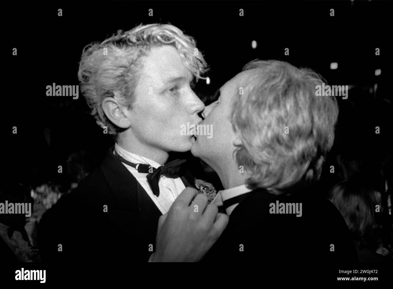 Schwule Männer 1980er UK. Zwei schwule Männer küssen sich beim jährlichen Berkeley Square Ball in London. Westminster, London, England September 1981 HOMER SYKES Stockfoto