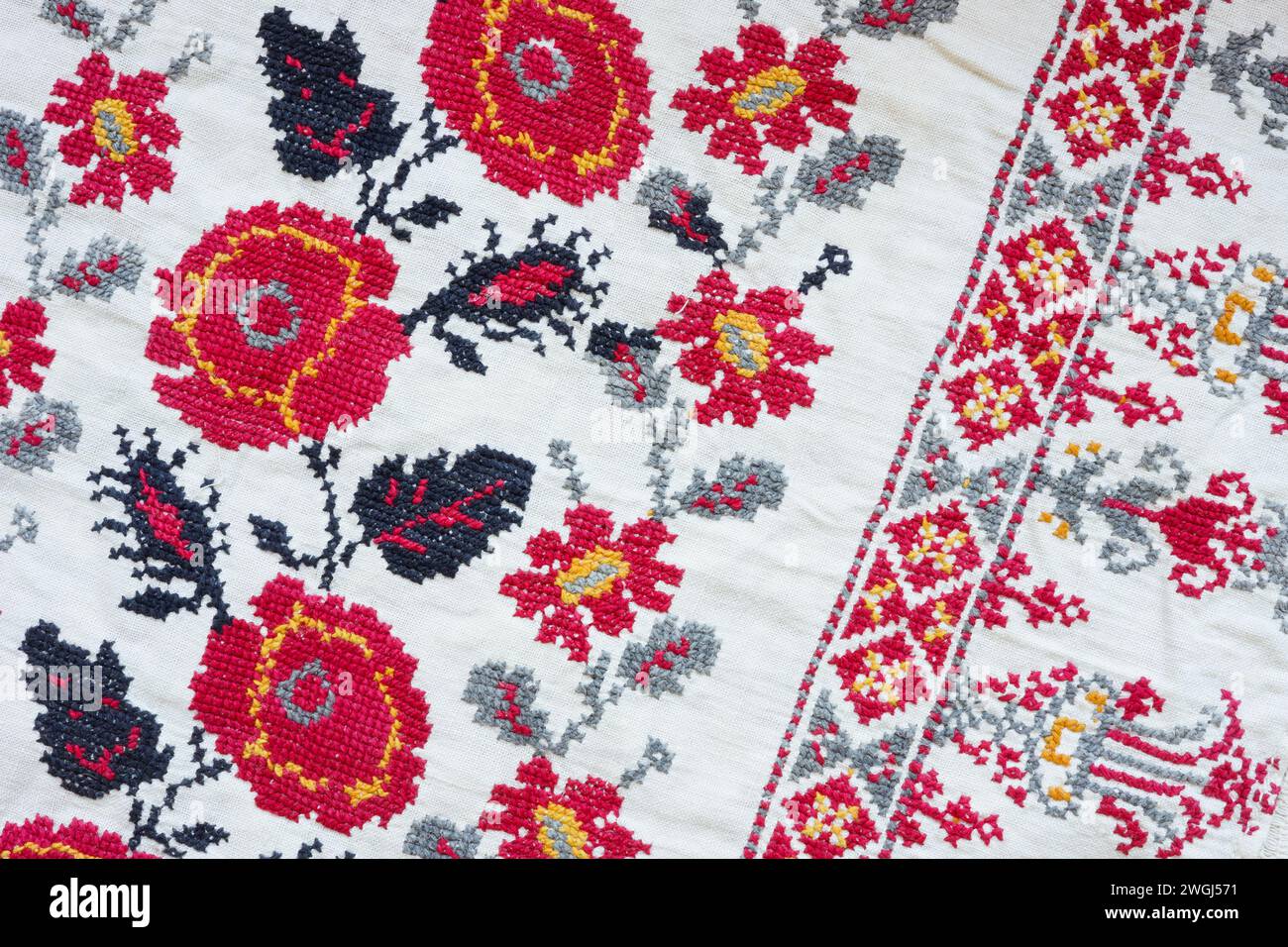 Nahaufnahme ukrainischer Kulturstickereien mit ethnischen Mustern. Stockfoto