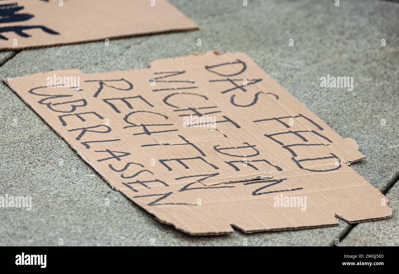 Schilder mit Botschaften der anarchosyndikalistischen Gewerkschaftsförderung Freie Arbeiter*innen-Union, was sich unter die demonstrierenden Bauer Stockfoto