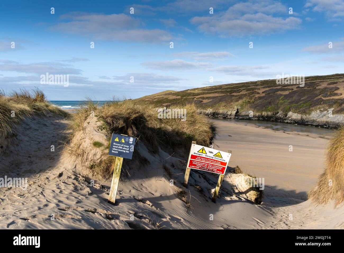 Gefahrenzeichen auf dem empfindlichen Sanddünen-System am Crantock Beach an der Küste von Newquay in Cornwall in Großbritannien. Stockfoto