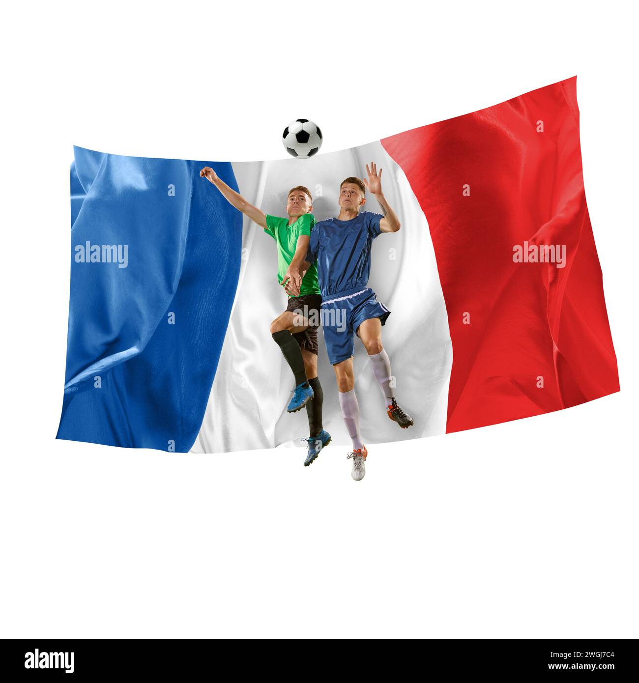 Kompetitiver konzentrierter junger Mann, Fußball spielt während des Spiels, spielt vor weißem Hintergrund mit Flagge von Frankreich Stockfoto