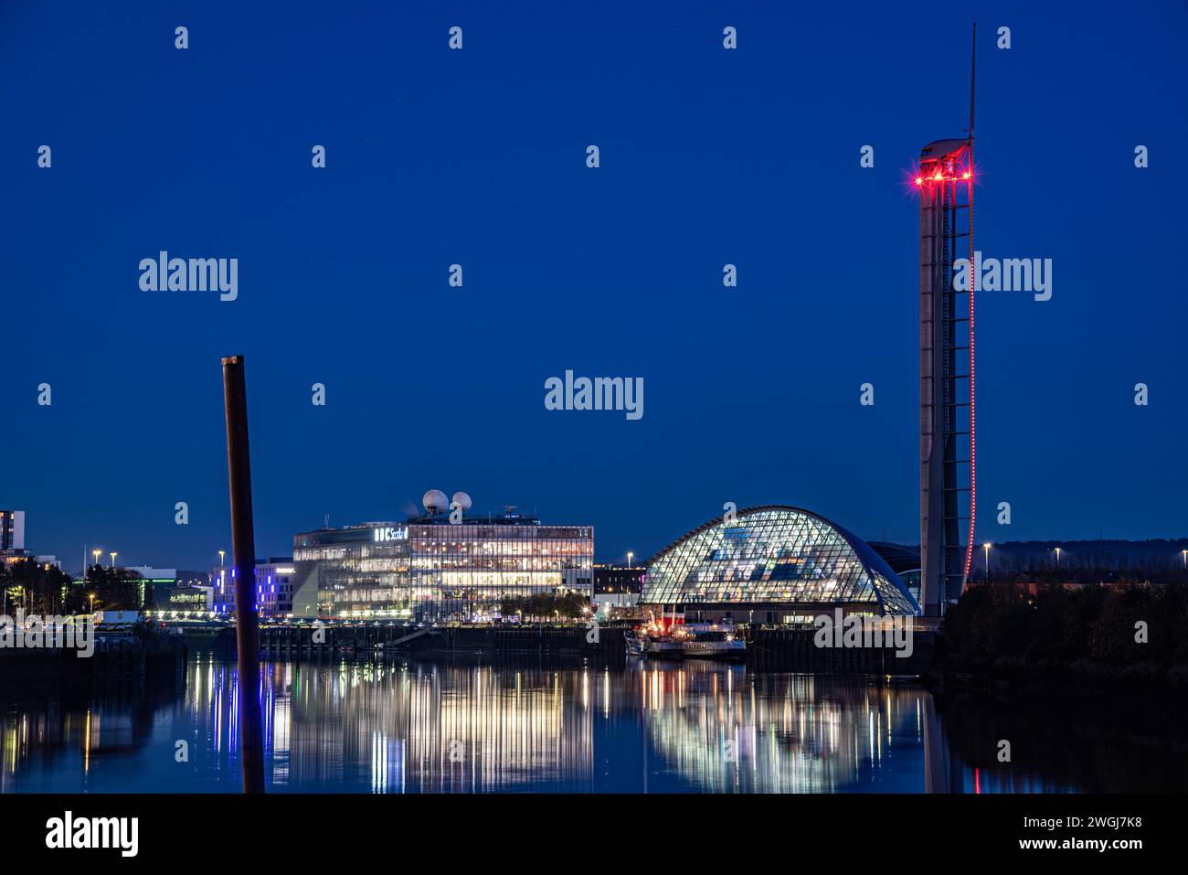 Blick auf den Fluss Clyde bei Nacht auf das Zentrum von Glasgow, einschließlich des Science Centreand Tower und der BBC Scotland Studios. Stockfoto