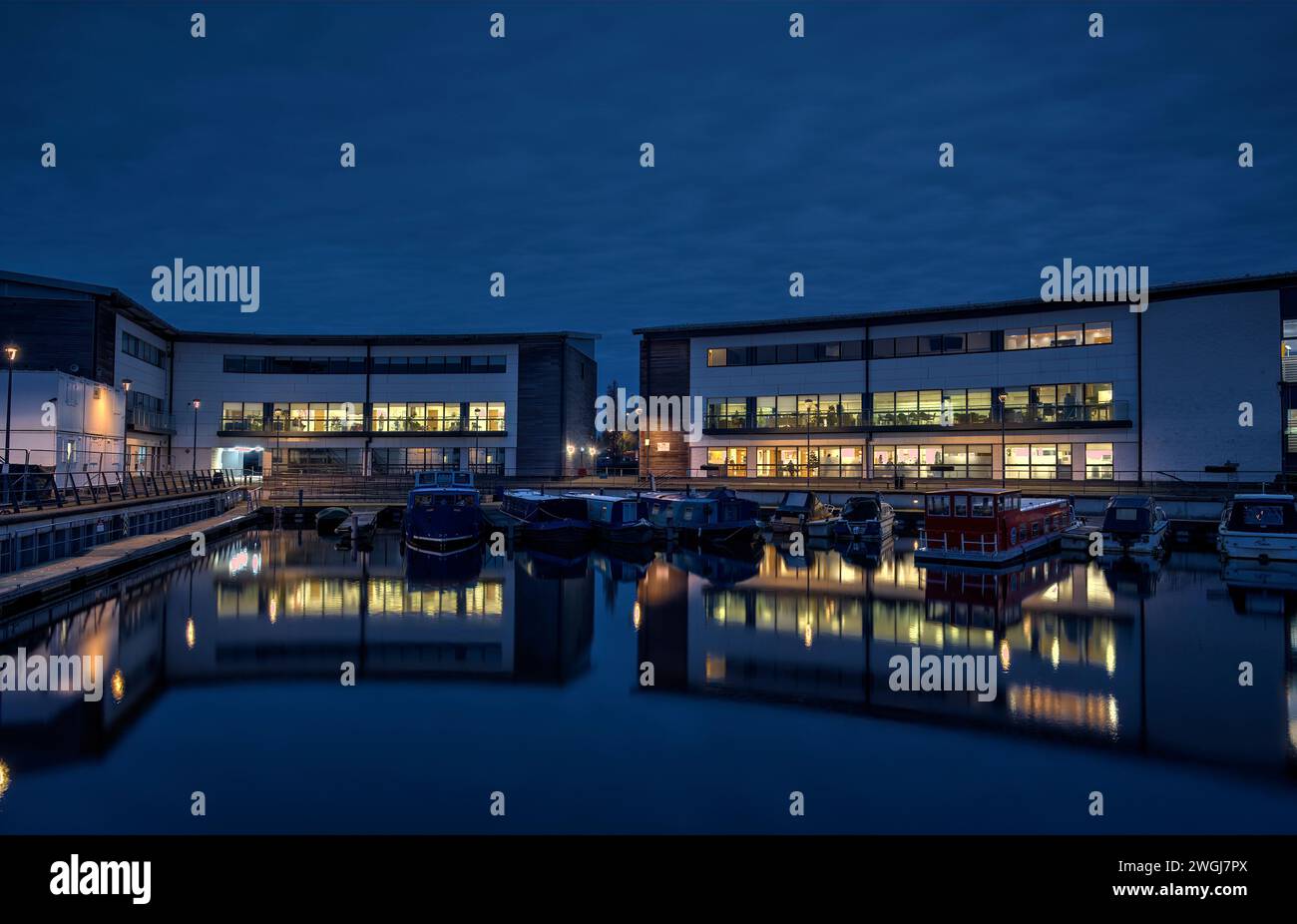Nächtliche Reflexionen in der Southbank Marina am Forth & Clyde Canal in Kirkintilloch, Schottland Stockfoto