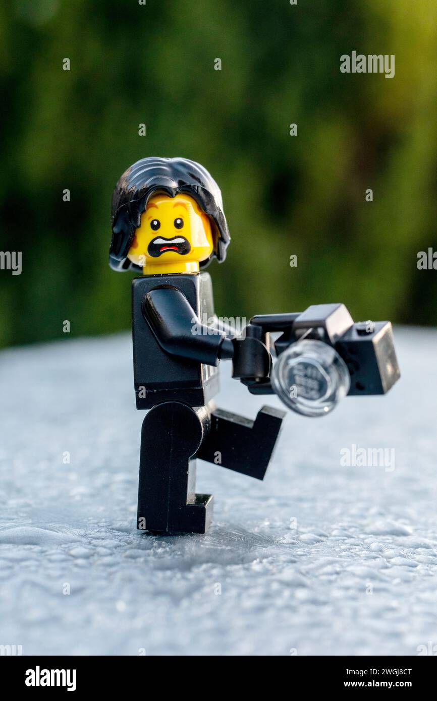 Bild von Shaun Fellows / Alamy, Einem lego-Fotografen an einem eisigen Wintertag mit einem verängstigten Gesicht, während er ausrutscht Stockfoto