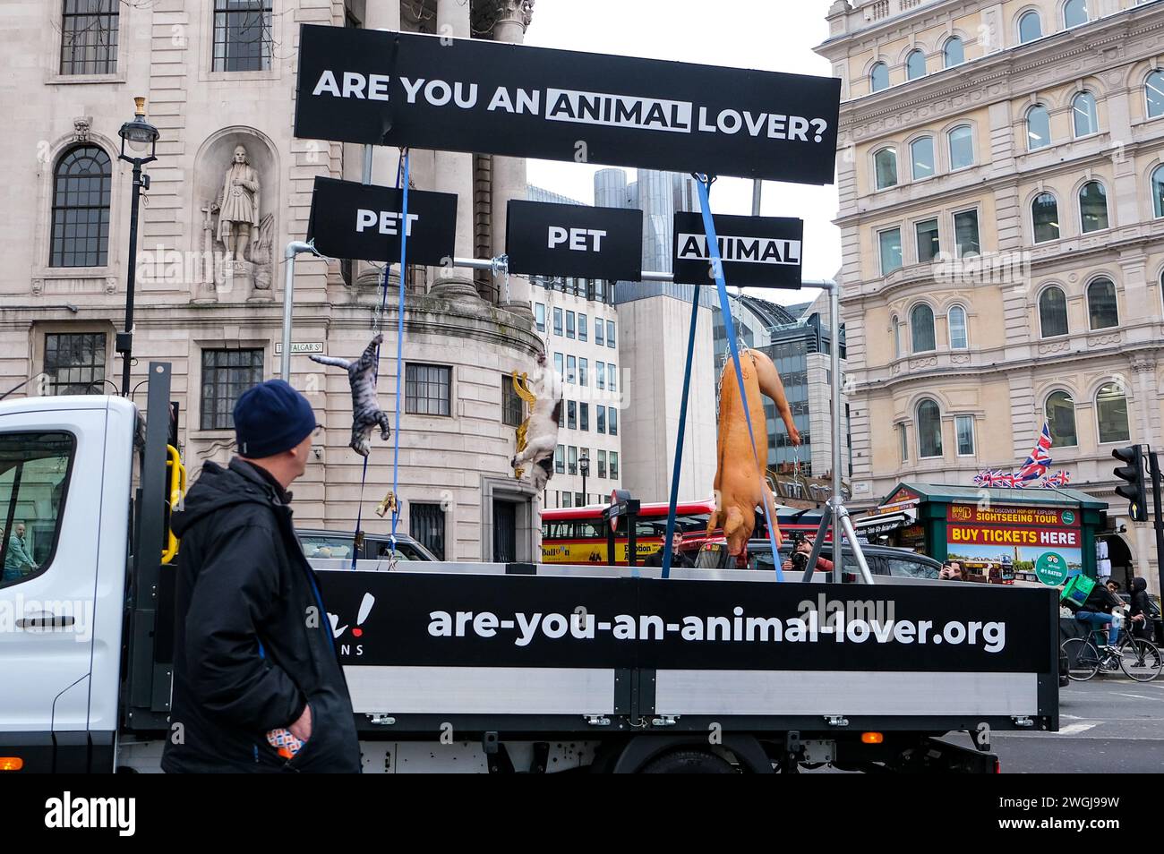 London, UK, 5. Februar 2024. Tierschutzorganisation Viva! Fördert eine neue Kampagne mit einem toten Schwein, Hund und Katze, die in einem Van gefahren werden und herausfordern, wie wir verschiedene Arten betrachten und behandeln. Quelle: Eleventh Photography/Alamy Live News Stockfoto