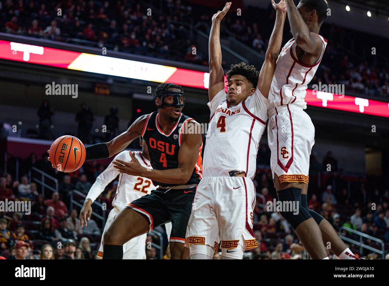 Der Oregon State Beavers Guard Dexter Akanno (4) wirft während eines NCAA Me einen Pass um die USC Trojans, Oziyah Sellers (4) und Joshua Morgan (24) Stockfoto