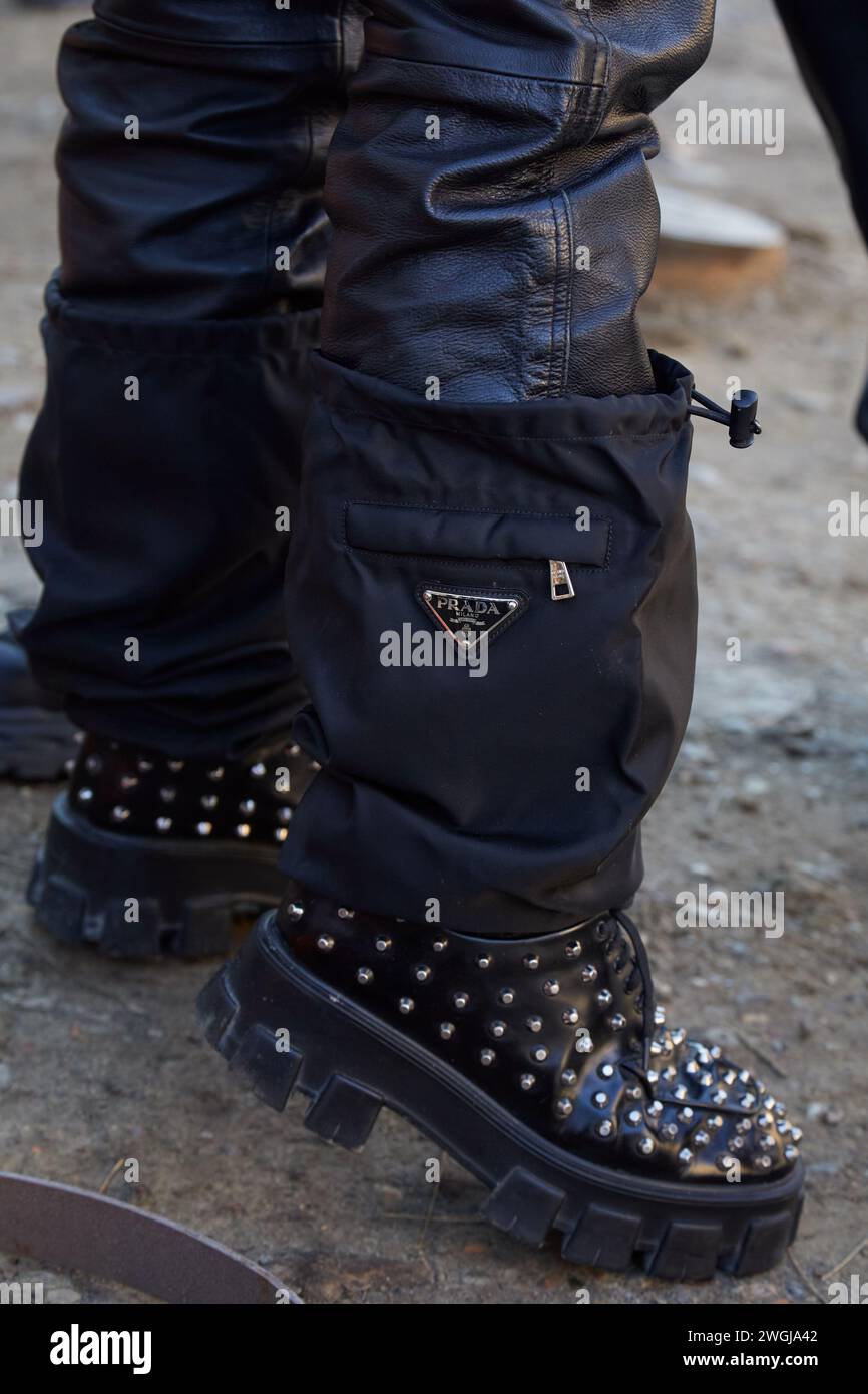MAILAND, ITALIEN - 13. JANUAR 2024: Mann mit schwarzen Lederhosen, Schuhen mit Nieten und Prada-Accessoires vor der Fendi Fashion Show, Milan Fashion Week Stockfoto