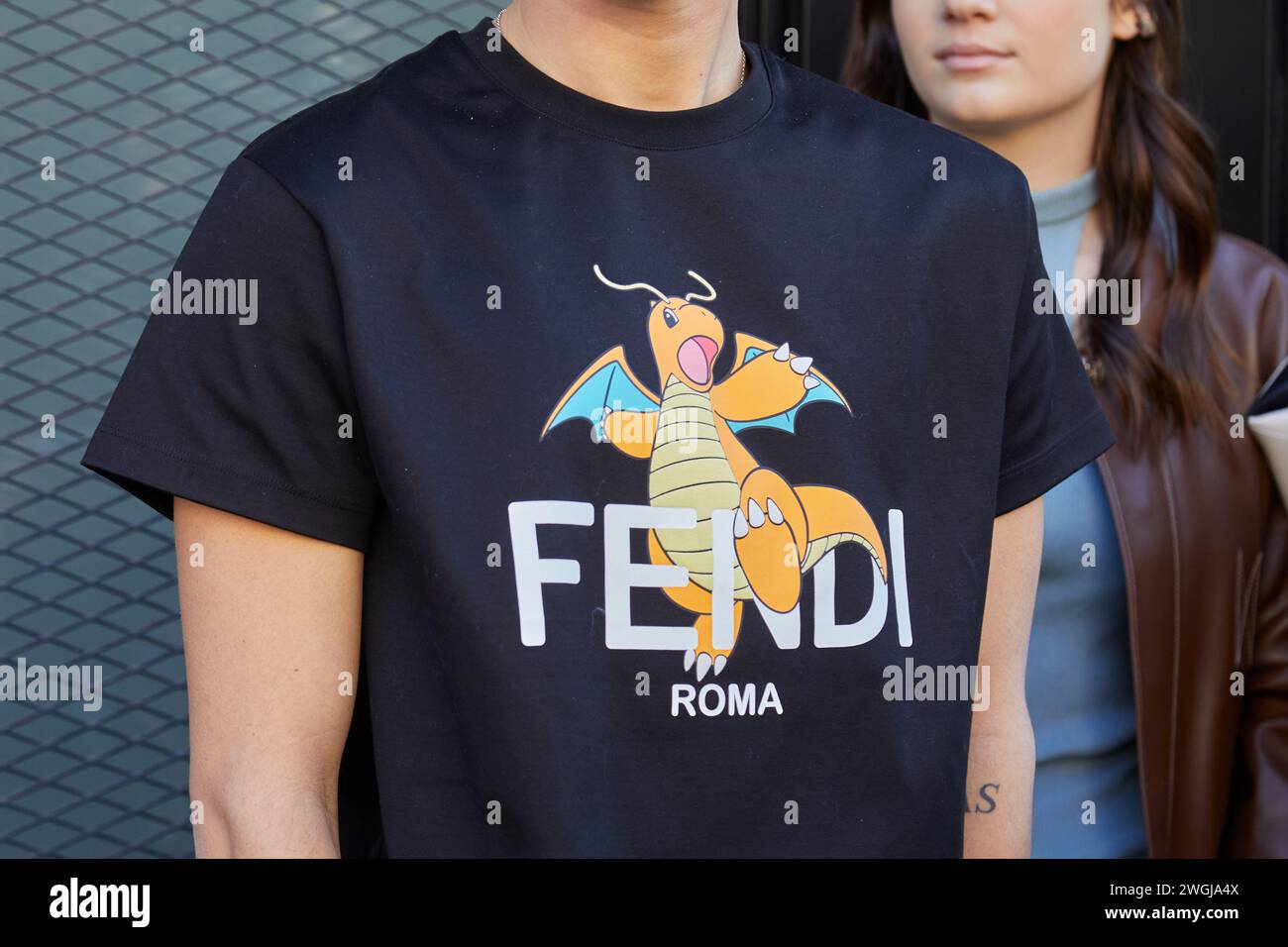 MAILAND, ITALIEN - 13. JANUAR 2024: Mann mit schwarzem Fendi-T-Shirt mit Drachendesign vor der Fendi-Modenschau, Mailand Fashion Week Street Style Stockfoto