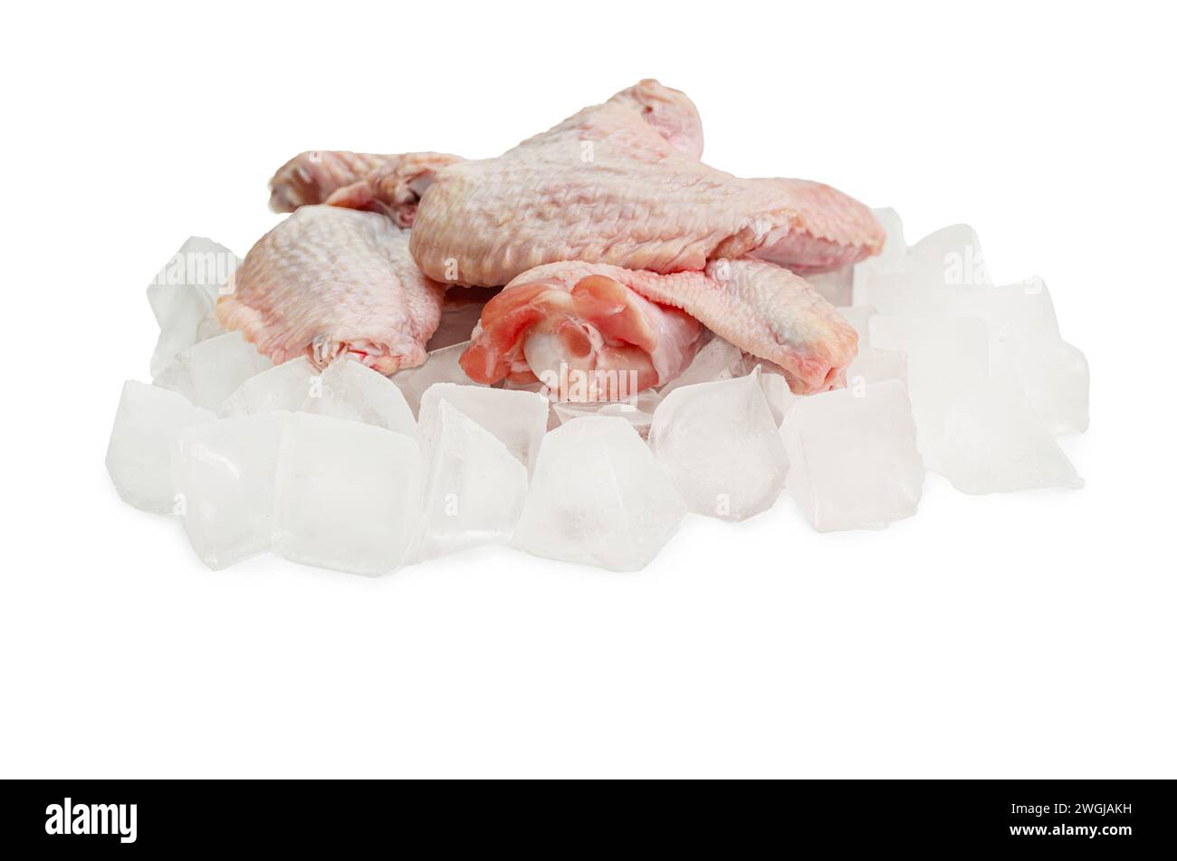 Gefrorene rohe Hühnerflügel auf Eis auf einem isolierten Hintergrund Stockfoto