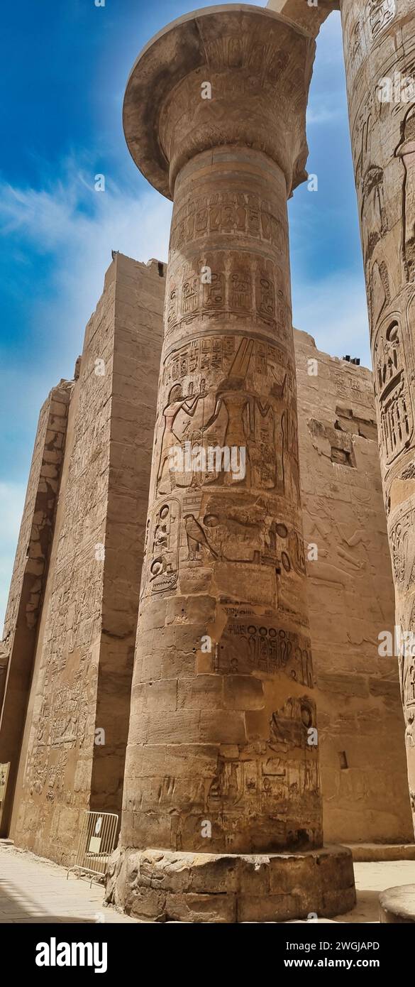 Zwei kunstvoll verzierte Steinsäulen umrahmen zwei hoch aufragende Säulen in einer komplexen Darstellung architektonischer Schönheit Stockfoto