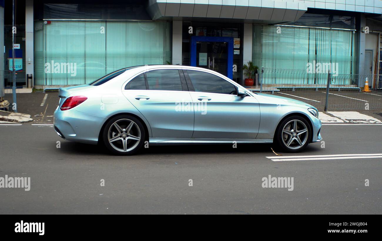 Luxuslimousine, Mercedes Benz C-Klasse, Fahrt im Geschäftsviertel, Radio Dalam Street, Jakarta. Stockfoto