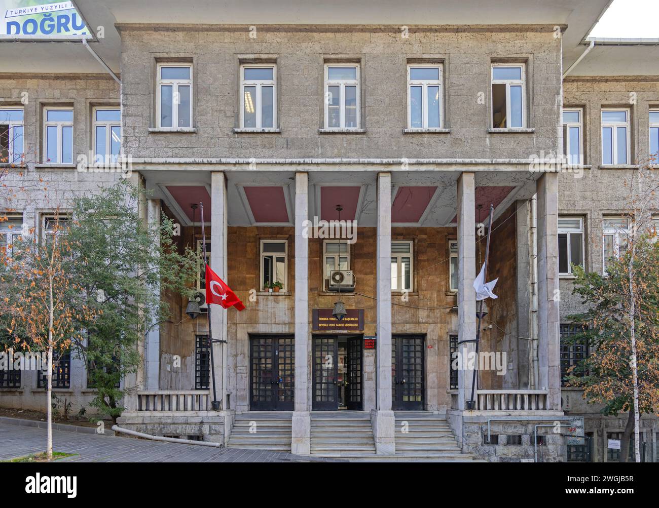 Istanbul, Türkei - 19. Oktober 2023: Regierungsgebäude Steueramt Finanzabteilung in der Mesrutiyet Street Beyoglu. Stockfoto