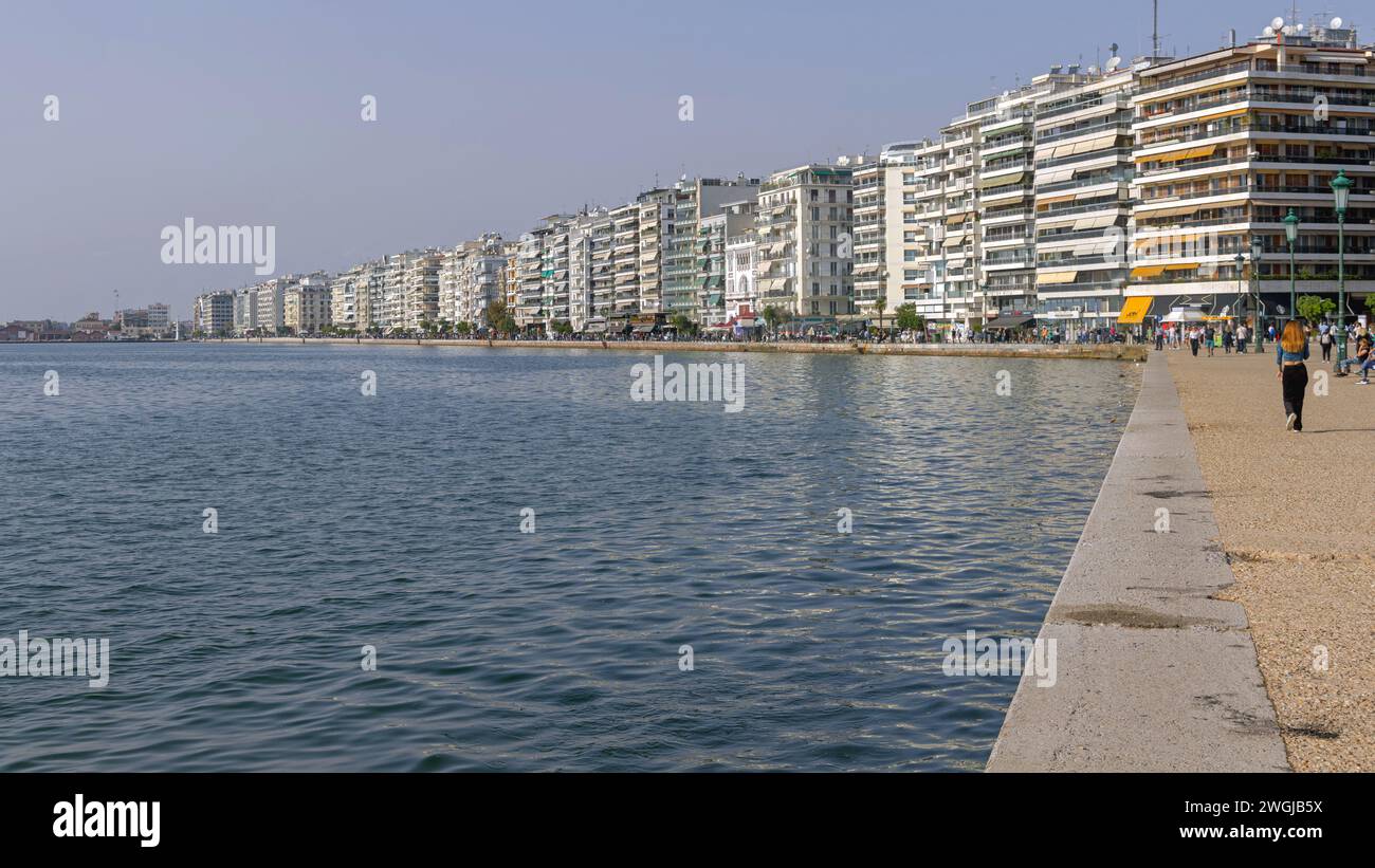 Thessaloniki, Griechenland - 22. Oktober 2023: Leute, die an der Nikis Avenue Promenade am Ufer spazieren gehen sonniger Herbst Sonntag in der Stadt. Stockfoto
