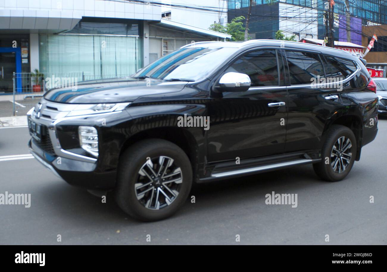 Mitsubishi Pajero Sport Car, Fahrt im Geschäftsviertel, Radio Dalam Street, Jakarta, Indonesien Stockfoto