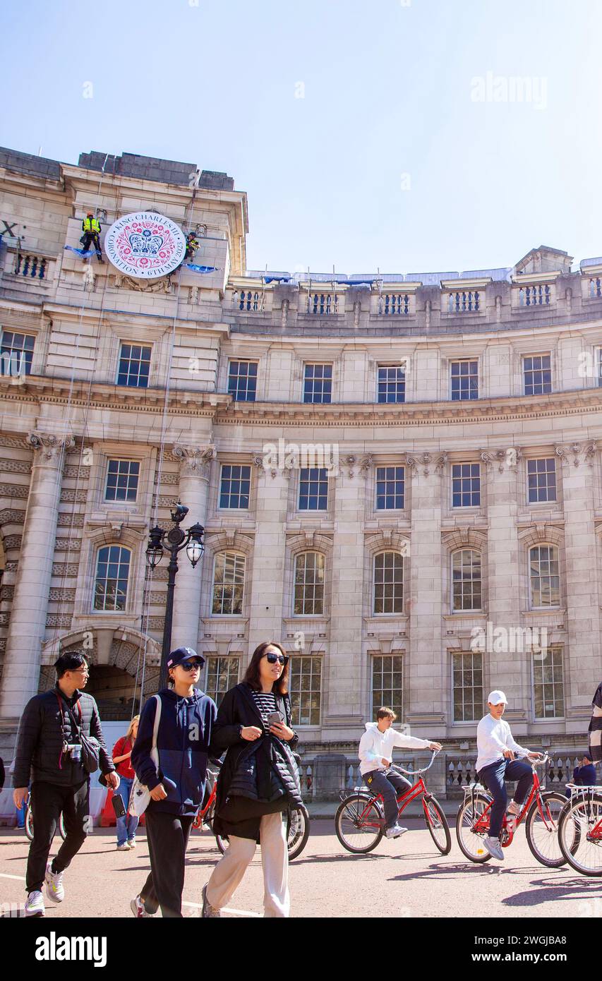 Das Krönungsemblem von König Karl III. Ist auf dem Admiralitätsbogen in London angebracht. Stockfoto