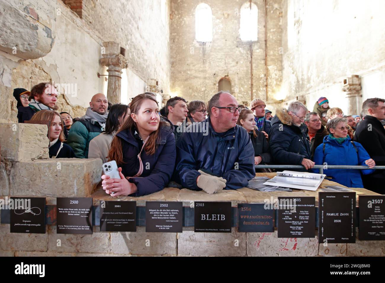 Halberstadt, Deutschland. Februar 2024. Besucher stehen vor dem Beginn