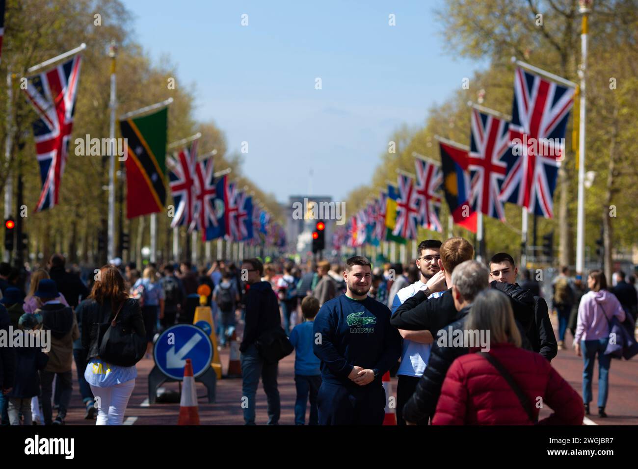 Die Leute fotografieren in der Mall, während sich London auf die Krönung von König Karl III. Vorbereitet Stockfoto