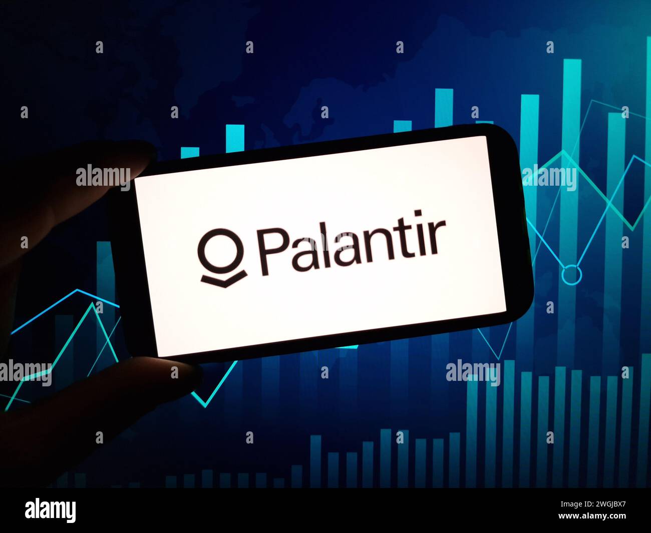 Konskie, Polen – 04. Februar 2024: Das Firmenlogo von Palantir Technologies wird auf dem Bildschirm des Mobiltelefons angezeigt Stockfoto