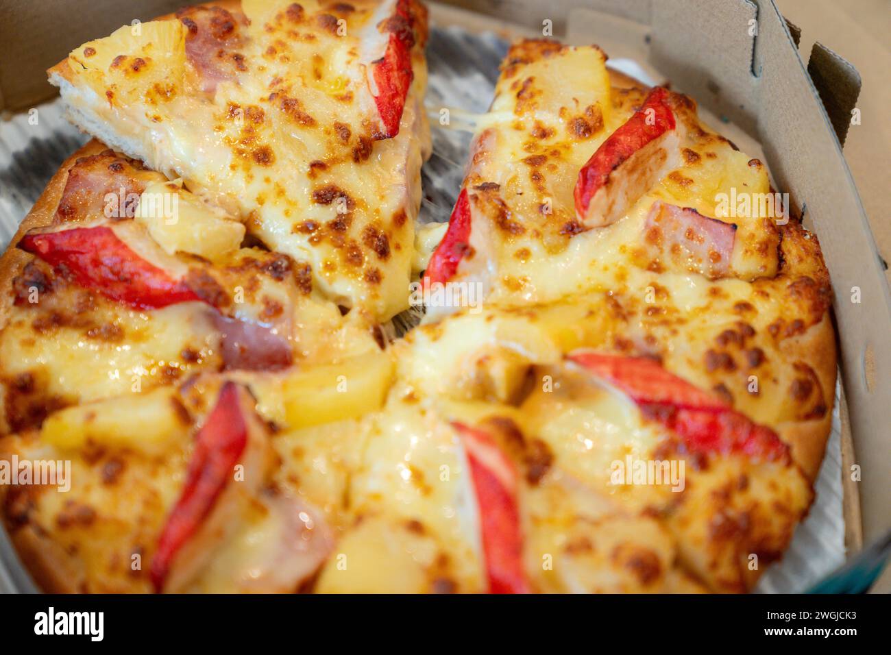 Genießen Sie Pizza zu Hause Stockfoto