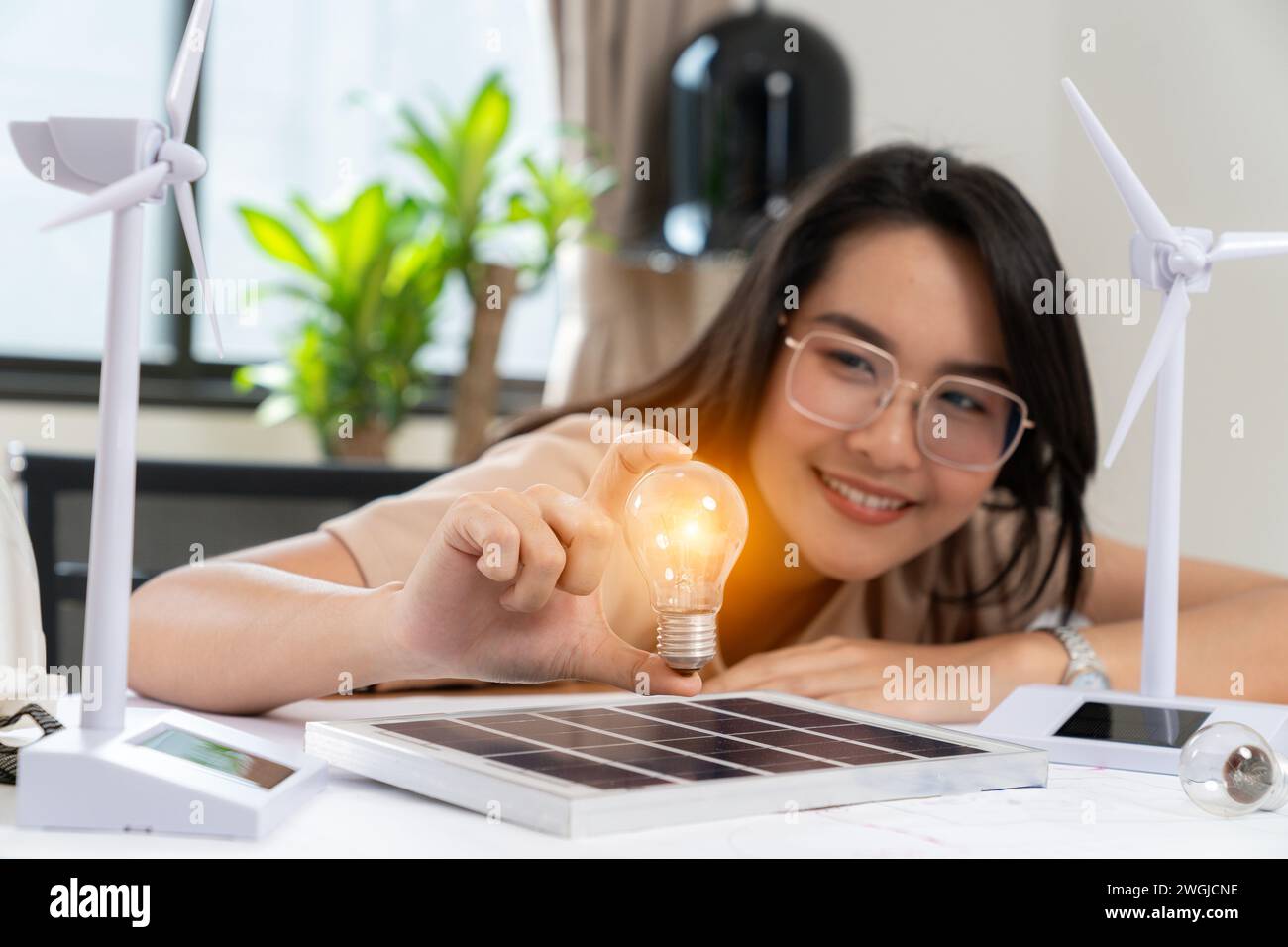 Glühbirne mit Solarenergie aus Solarzellen Stockfoto