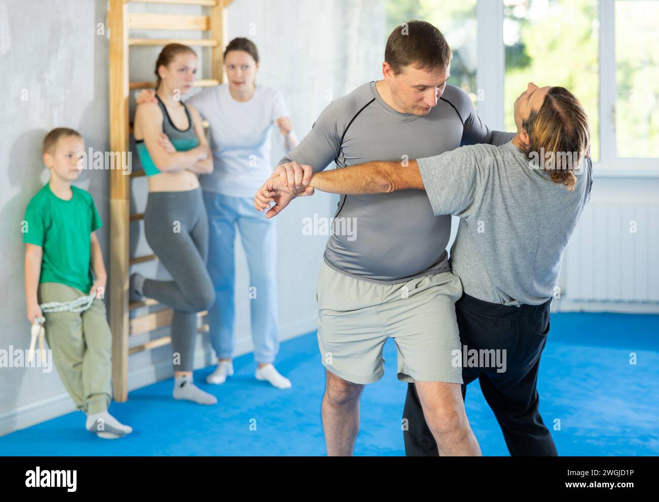 Der Mann im Fitnessstudio führt grundlegende Elemente des Krav Maga-Selbstverteidigungssystems durch. Stockfoto