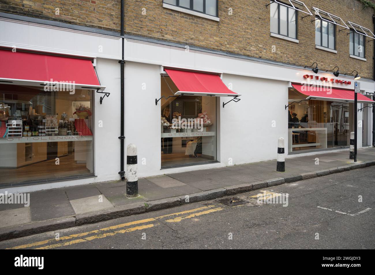 Außenansicht des mediterranen Restaurants Ottolenghi Spitalfields von Chefkoch Yotam Ottolenghi in der Artillery Lane Spitalfields London England Großbritannien Stockfoto