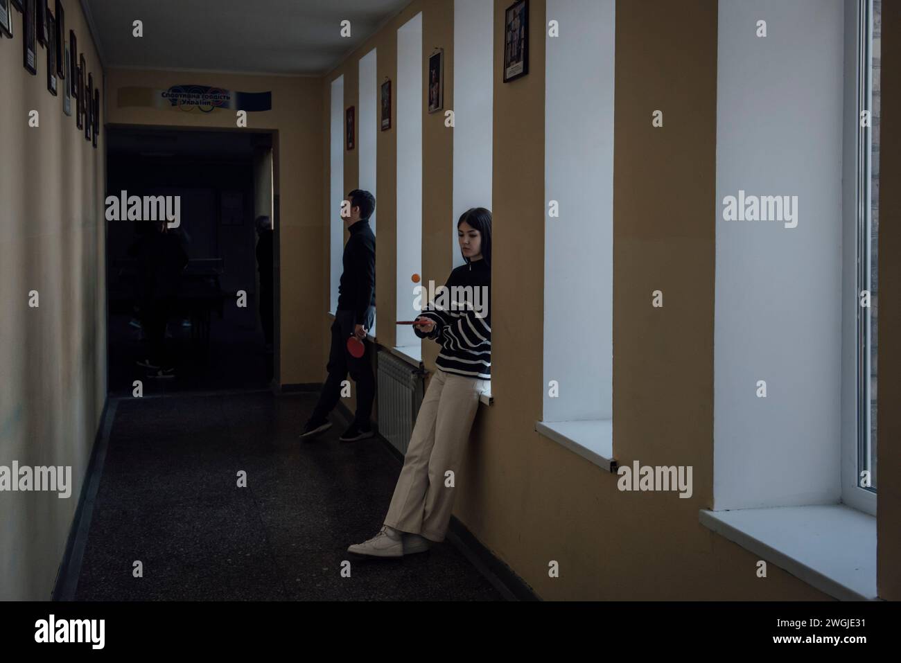 Ukraine. November 2023. © Adrien Vautier/Le Pictorium/MAXPPP - 20/11/2023 Adrien Vautier/Le Pictorium - 20/11/2023 - Ukraine - Une jeune fille dans un couloir de l'ecole numero 3. Boutcha, 20. November 2023. - Valeurs ACtuelles out, no jdd, jdd out, RUSSIA OUT, NO RUSSIA OUT #norussia/20/11/2023 - Ukraine - Ein junges Mädchen im Flur der Schule Nr. 3. Boutcha, 20. November 2023. Quelle: MAXPPP/Alamy Live News Stockfoto