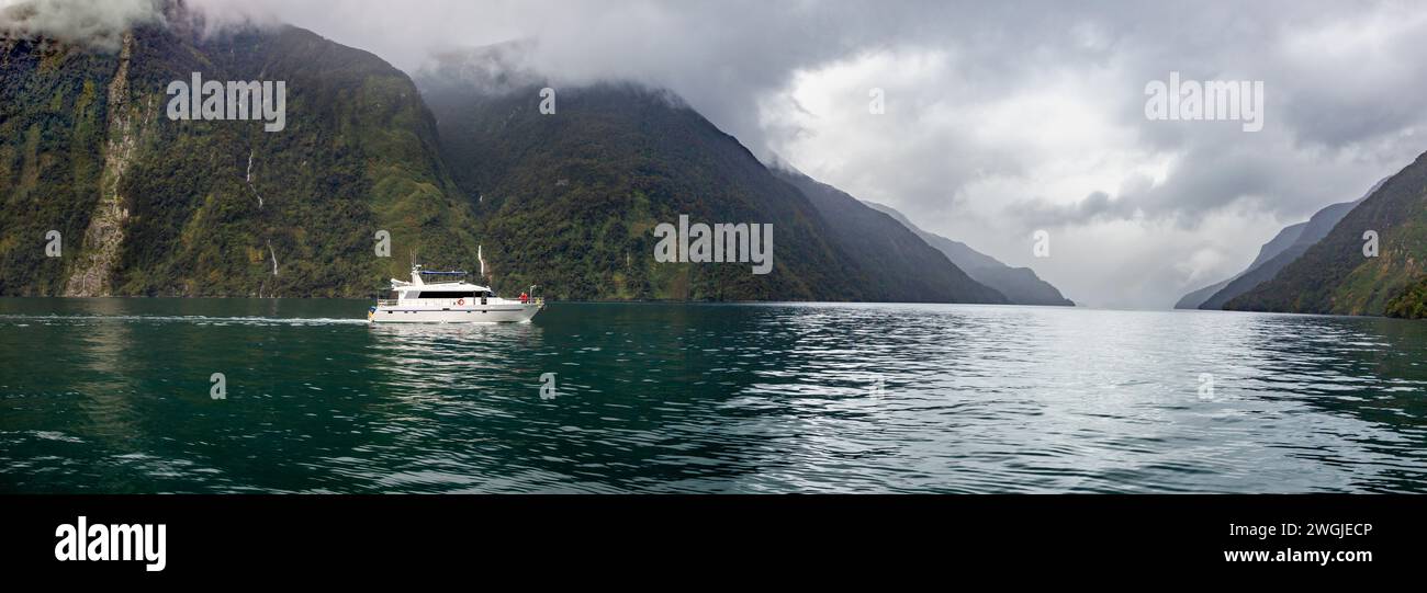 Übernachtung im Touristenschiff Doubtful Sound /Patea, Fiordland /Te Rua-o-te-Moko, Neuseeland / Aotearoa, Südinsel /Te Waipounamu, Südland / Stockfoto