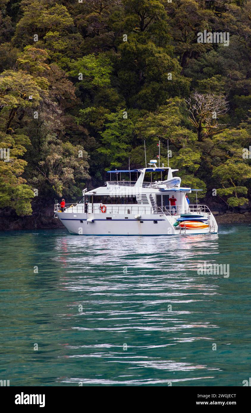 Übernachtung im Touristenschiff Doubtful Sound /Patea, Fiordland /Te Rua-o-te-Moko, Neuseeland / Aotearoa, Südinsel /Te Waipounamu, Südland / Stockfoto