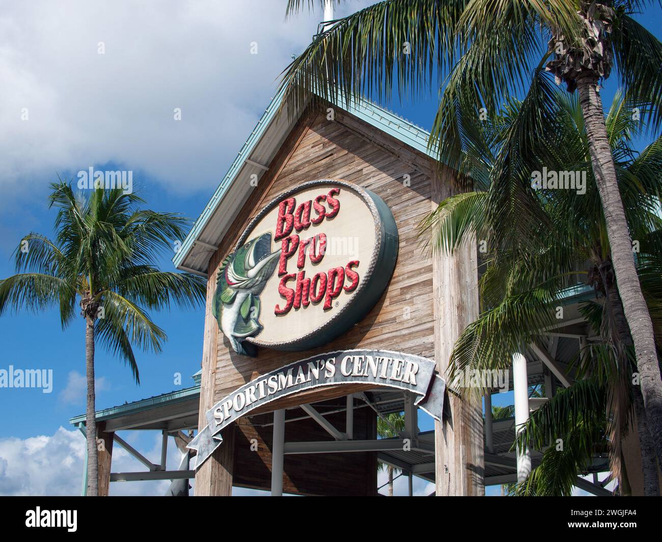 Miami, Florida, USA - 3. Dezember 2023: Logo am Eingang eines Brass Pro Shops (Dolphin Mall). Stockfoto