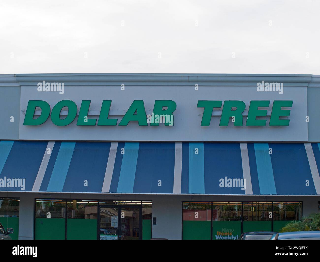 Miami, Florida, Vereinigte Staaten - 11. Dezember 2023: Vorderseite eines Dollar Tree Stores mit Logo über dem Eingang. Stockfoto