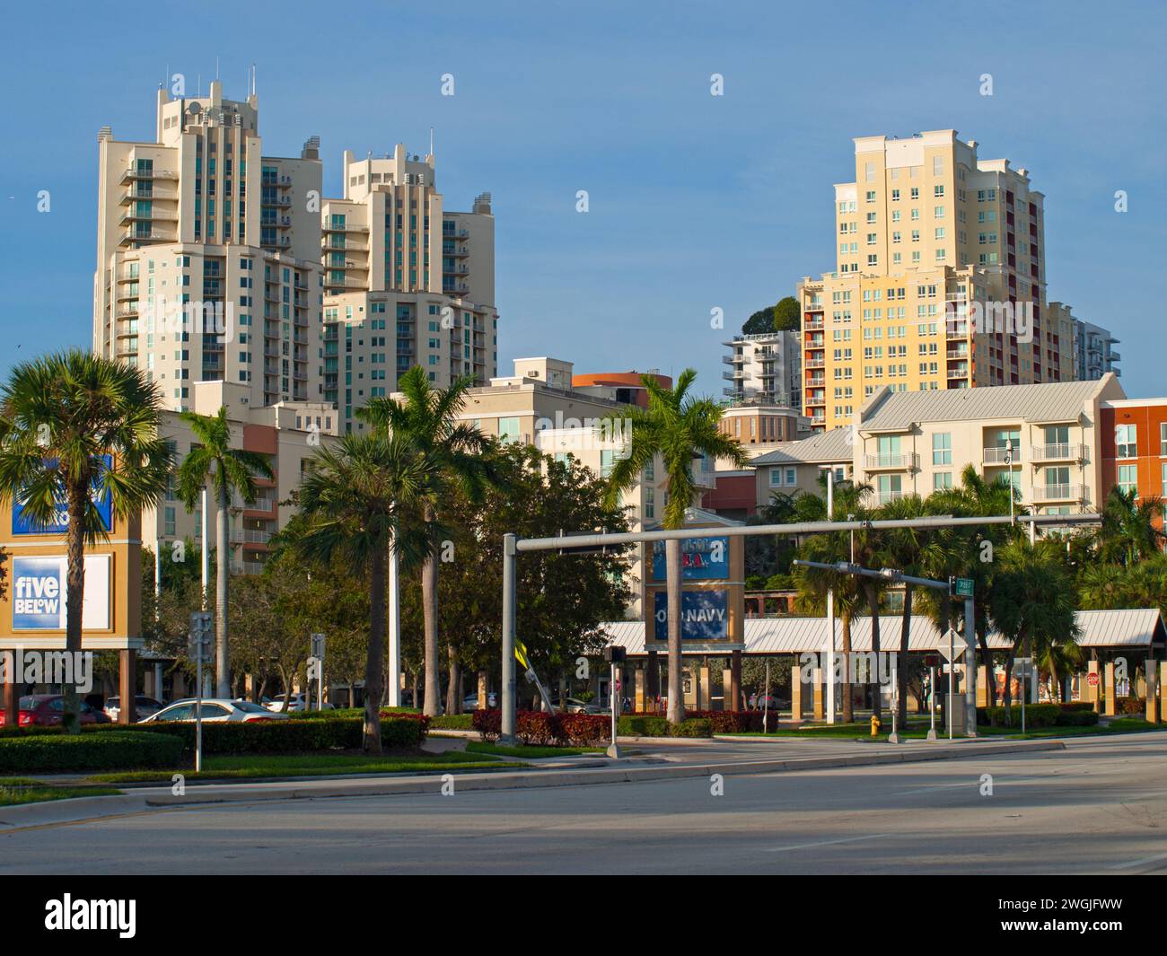 Miami, Florida, USA - 5. Dezember 2023: Stadtzentrum von Kendall gegenüber der Dadeland Mall. Stockfoto